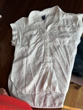 GAP White Short-Sleeve Button-Down Shirt with Chest Pockets